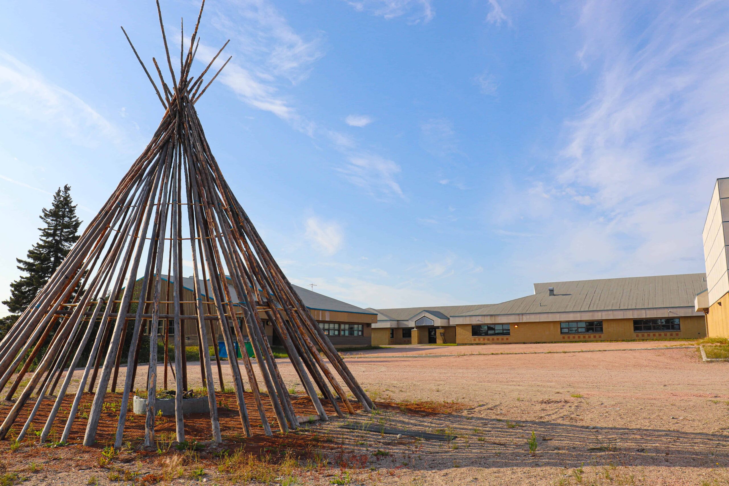 Structure de tipi en bois à l’extérieur.