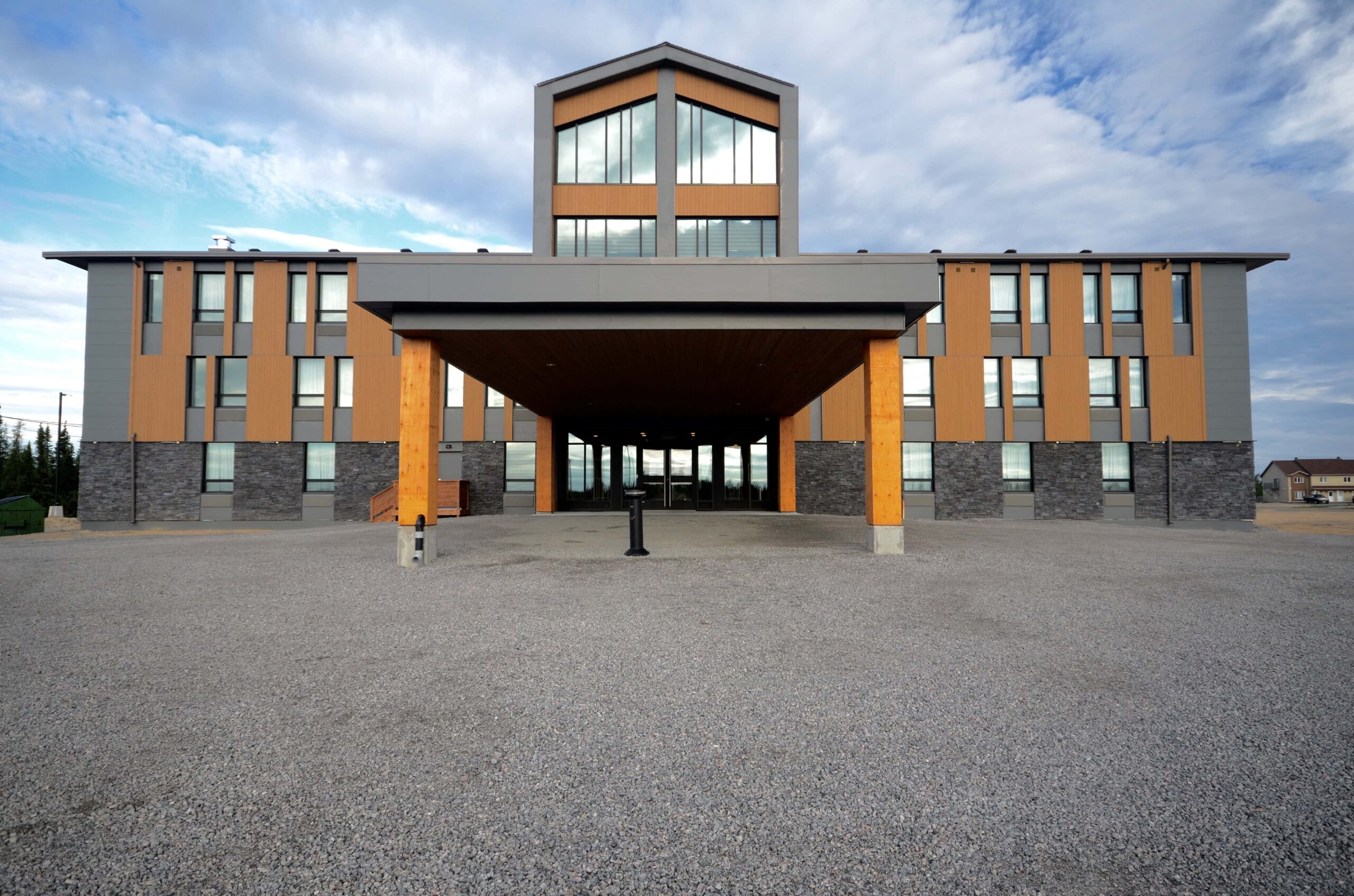 Extérieur d’un grand bâtiment moderne.