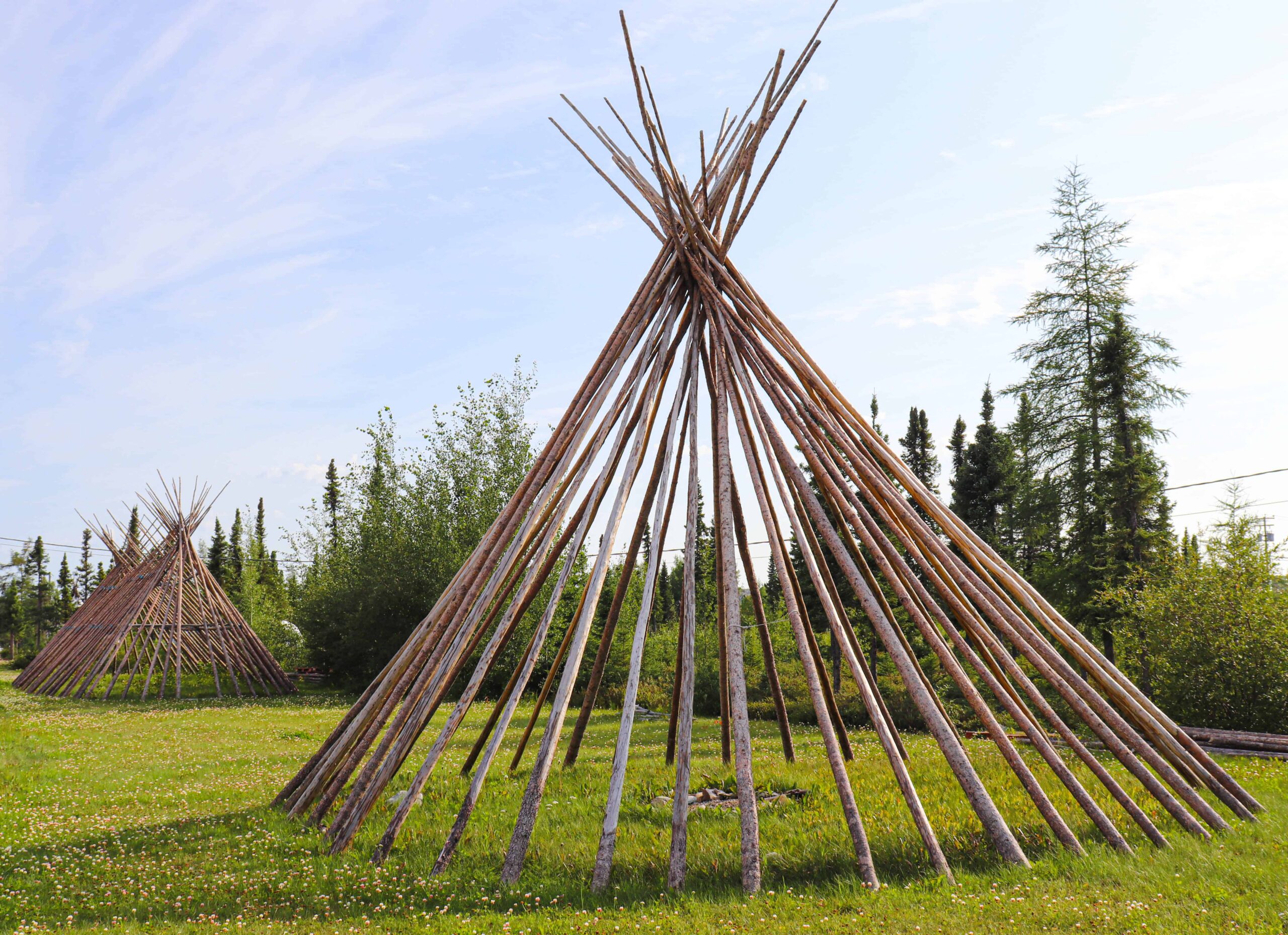 Structure de tipi en bois à l’extérieur.
